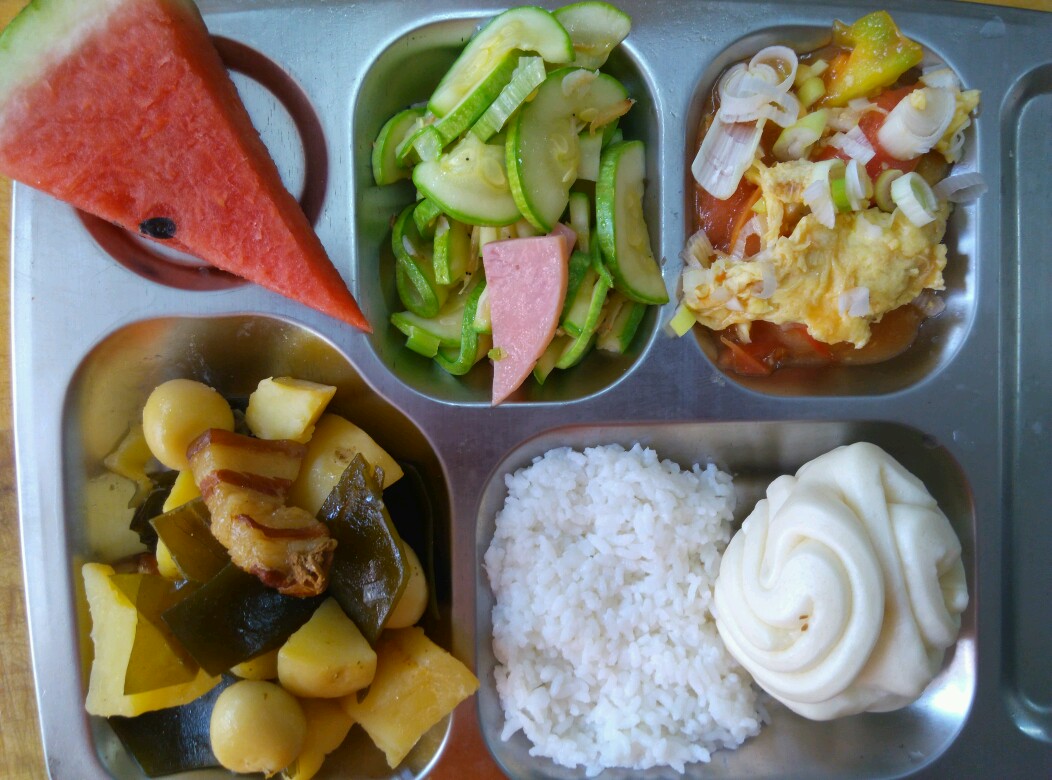 主食鹌鹑虾皮蛋炖红烧肉,角瓜炒火腿肠海带,西红柿炒鸡蛋,大米,土豆便秘吃米饭图片